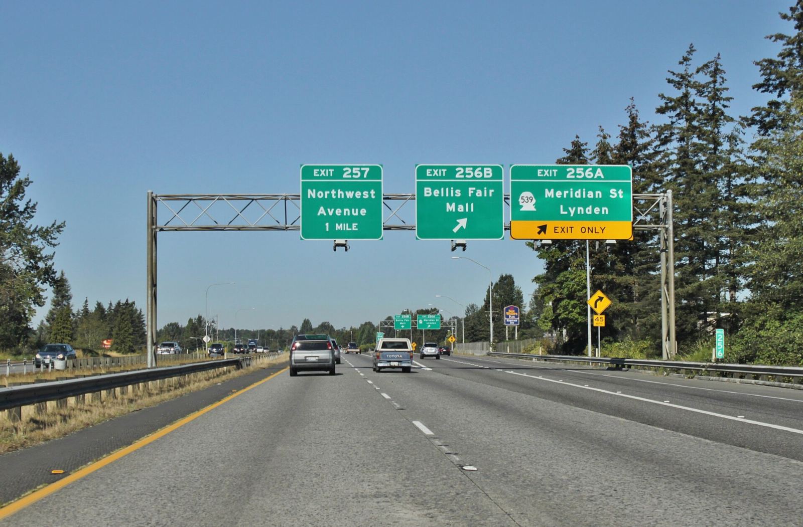 Green overhead signs on northbound Interstate 5 in Bellingham for Exit 256B to Bellis Fair Mall and Exit 256A to Meridian Street and Lynden